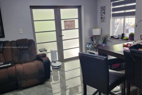 Casa en venta en Miami, Florida, 4 dormitorios, 154.59 m2 № 1316646 - foto 9