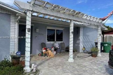 House in Miami, Florida 4 bedrooms, 154.59 sq.m. № 1316646 - photo 15