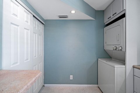 Condo in Lake Park, Florida, 2 bedrooms  № 1179544 - photo 11