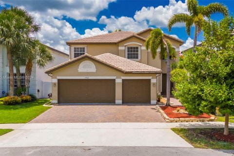 Villa ou maison à vendre à Miramar, Floride: 5 chambres, 281.87 m2 № 1226114 - photo 1