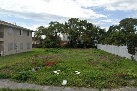 Terrain à vendre à Miami, Floride № 730028 - photo 1