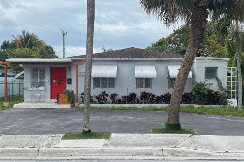 House in North Miami, Florida 3 bedrooms, 129.04 sq.m. № 1101433 - photo 1