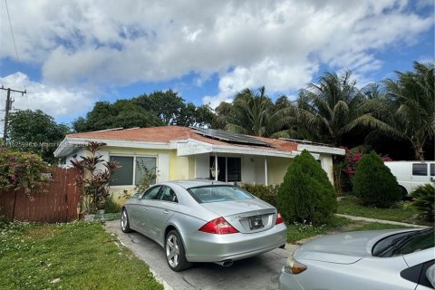 Купить виллу или дом в Майами-Гарденс, Флорида 3 спальни, 117.99м2, № 986277 - фото 2
