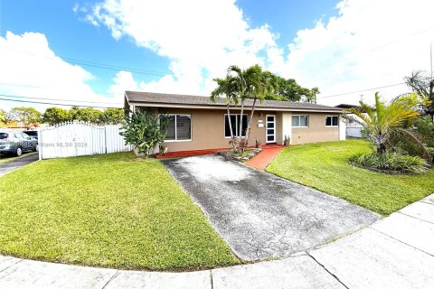 House in Miami, Florida 3 bedrooms, 107.02 sq.m. № 1431179 - photo 1