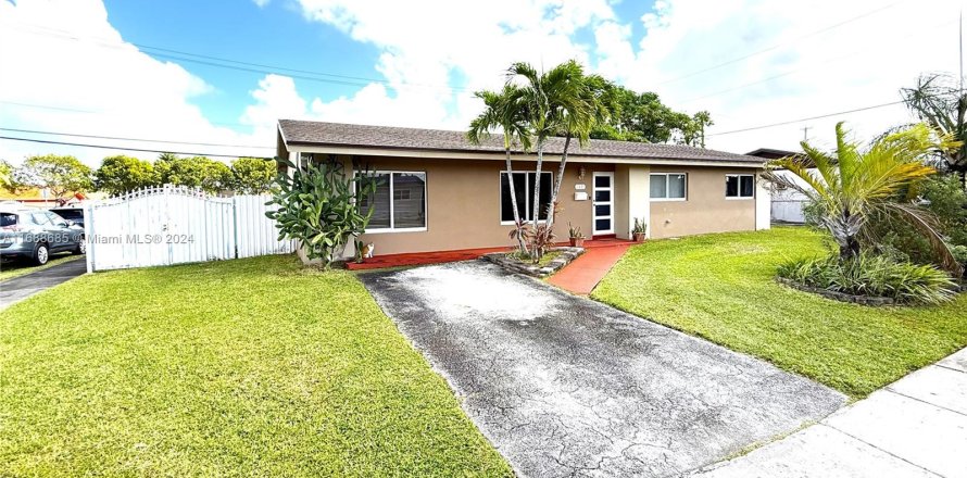 House in Miami, Florida 3 bedrooms, 107.02 sq.m. № 1431179