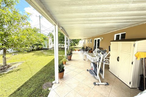 House in Miami, Florida 3 bedrooms, 107.02 sq.m. № 1431179 - photo 23