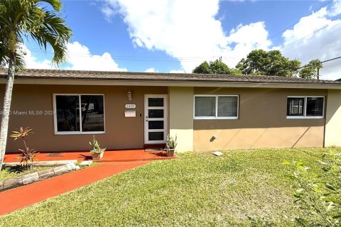 House in Miami, Florida 3 bedrooms, 107.02 sq.m. № 1431179 - photo 2