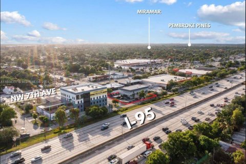 Propiedad comercial en venta en Miami, Florida № 1230893 - foto 2