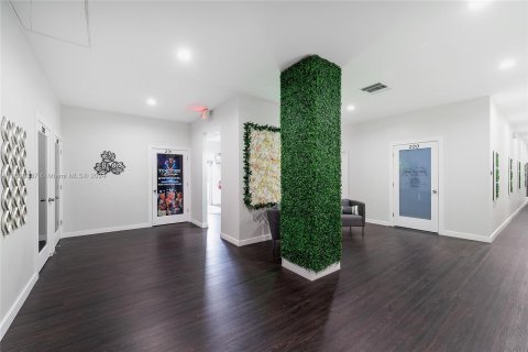 Propiedad comercial en venta en Miami, Florida № 1230893 - foto 7