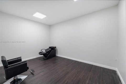 Propiedad comercial en venta en Miami, Florida № 1230893 - foto 13