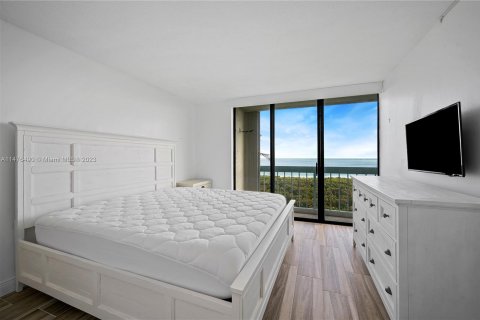 Condo in Jensen Beach, Florida, 2 bedrooms  № 807396 - photo 12