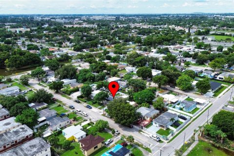 Casa en venta en Miami Gardens, Florida, 3 dormitorios, 112.88 m2 № 1365346 - foto 2