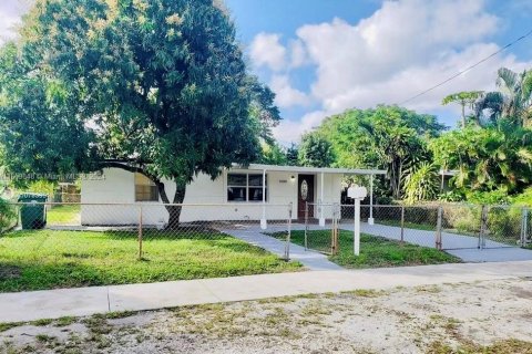 Villa ou maison à vendre à Miami Gardens, Floride: 3 chambres, 112.88 m2 № 1365346 - photo 1