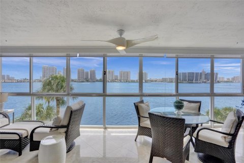 Condominio en venta en Sunny Isles Beach, Florida, 2 dormitorios, 120.77 m2 № 1232098 - foto 2