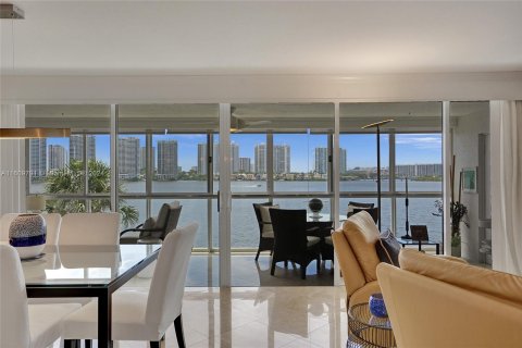Condominio en venta en Sunny Isles Beach, Florida, 2 dormitorios, 120.77 m2 № 1232098 - foto 1
