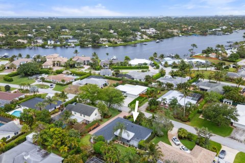 House in Jupiter, Florida 3 bedrooms, 155.15 sq.m. № 1155920 - photo 1