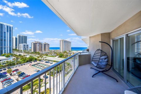 Condominio en venta en Hallandale Beach, Florida, 1 dormitorio, 80.82 m2 № 1189119 - foto 1
