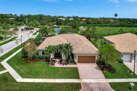 House in Wellington, Florida 4 bedrooms, 248.14 sq.m. № 1142359 - photo 8