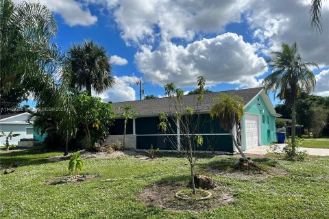 Villa ou maison à vendre à Lehigh Acres, Floride: 3 chambres, 150.87 m2 № 847978 - photo 1