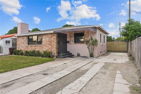 Casa en venta en Hialeah, Florida, 4 dormitorios, 117.06 m2 № 1367205 - foto 1