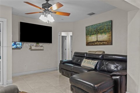 Casa en venta en Hialeah, Florida, 4 dormitorios, 117.06 m2 № 1367205 - foto 5