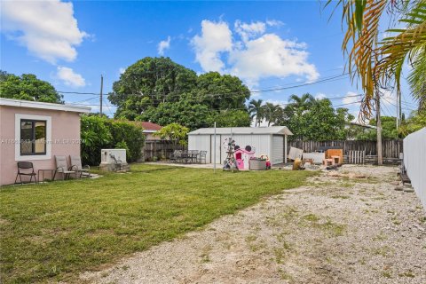 House in Hialeah, Florida 4 bedrooms, 117.06 sq.m. № 1367205 - photo 21