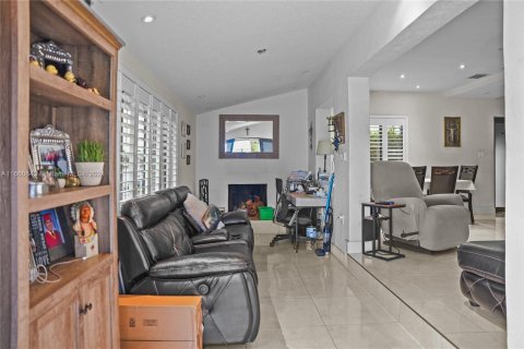 Casa en venta en Hialeah, Florida, 4 dormitorios, 117.06 m2 № 1367205 - foto 3