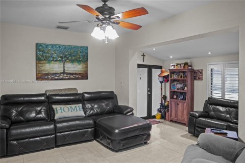 Casa en venta en Hialeah, Florida, 4 dormitorios, 117.06 m2 № 1367205 - foto 8