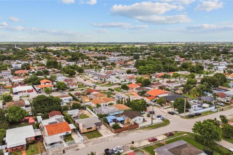 House in Hialeah, Florida 4 bedrooms, 117.06 sq.m. № 1367205 - photo 25