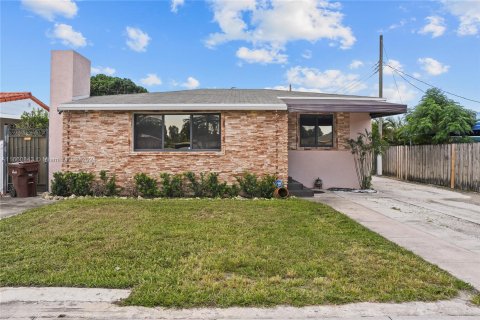 Casa en venta en Hialeah, Florida, 4 dormitorios, 117.06 m2 № 1367205 - foto 2