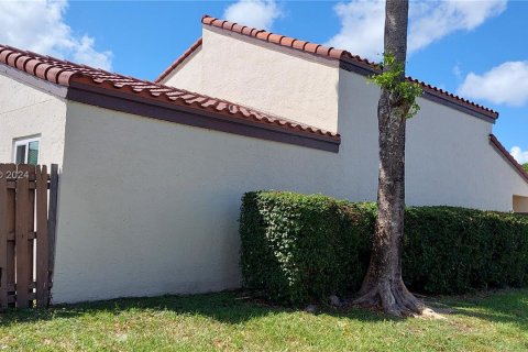 Casa en venta en Hialeah, Florida, 3 dormitorios, 187.94 m2 № 1292908 - foto 4