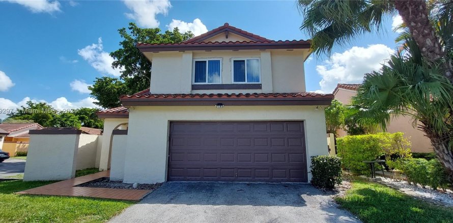 House in Hialeah, Florida 3 bedrooms, 187.94 sq.m. № 1292908