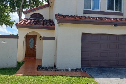 House in Hialeah, Florida 3 bedrooms, 187.94 sq.m. № 1292908 - photo 3