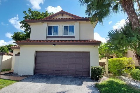 Villa ou maison à vendre à Hialeah, Floride: 3 chambres, 187.94 m2 № 1292908 - photo 2