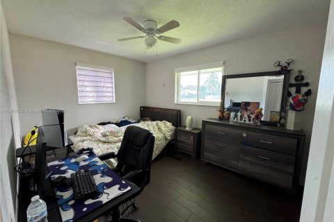 House in Miami, Florida 4 bedrooms, 136.85 sq.m. № 1233332 - photo 12