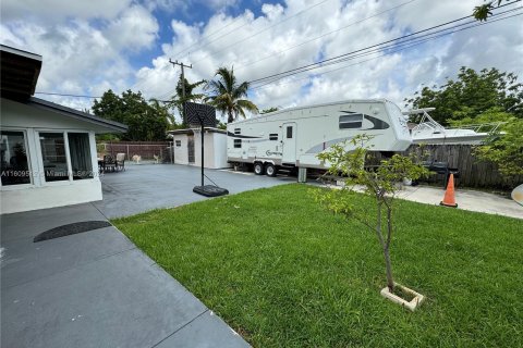 House in Miami, Florida 4 bedrooms, 136.85 sq.m. № 1233332 - photo 14