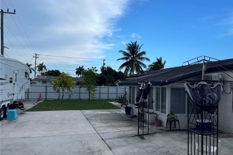 House in Miami, Florida 4 bedrooms, 136.85 sq.m. № 1233332 - photo 19