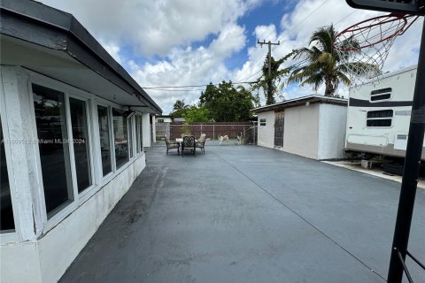 House in Miami, Florida 4 bedrooms, 136.85 sq.m. № 1233332 - photo 13