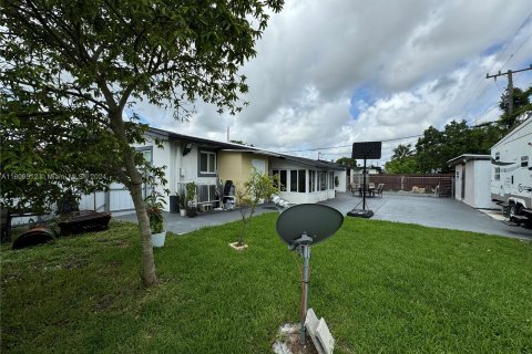 House in Miami, Florida 4 bedrooms, 136.85 sq.m. № 1233332 - photo 15