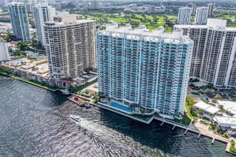 Condominio en venta en Aventura, Florida, 2 dormitorios, 276.85 m2 № 1233292 - foto 3