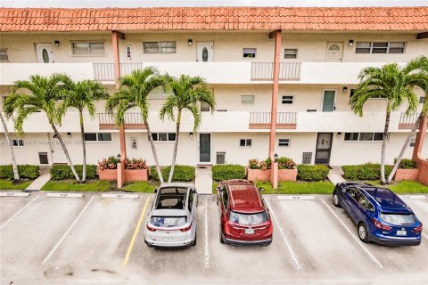 Condominio en venta en Pembroke Pines, Florida, 2 dormitorios, 108.7 m2 № 1232423 - foto 1