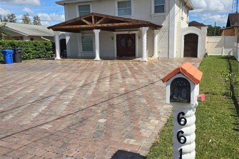 Casa en venta en Tampa, Florida, 4 dormitorios, 260.13 m2 № 1399214 - foto 2