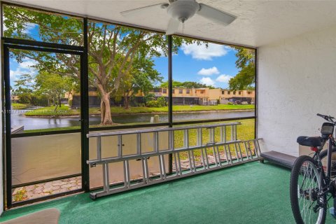 Townhouse in Sunrise, Florida 3 bedrooms, 146.79 sq.m. № 1147327 - photo 14