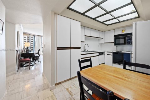 Condo in Miami, Florida, 2 bedrooms  № 1367244 - photo 4