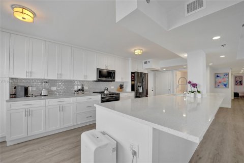 Condo in Hollywood, Florida, 3 bedrooms  № 1367282 - photo 11