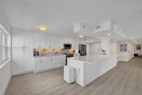 Condo in Hollywood, Florida, 3 bedrooms  № 1367282 - photo 9