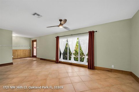 House in Oakland Park, Florida 3 bedrooms, 173.91 sq.m. № 1080295 - photo 9