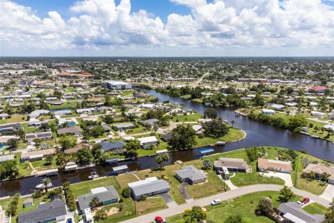 House in Port Charlotte, Florida 3 bedrooms, 126.35 sq.m. № 1416105 - photo 2