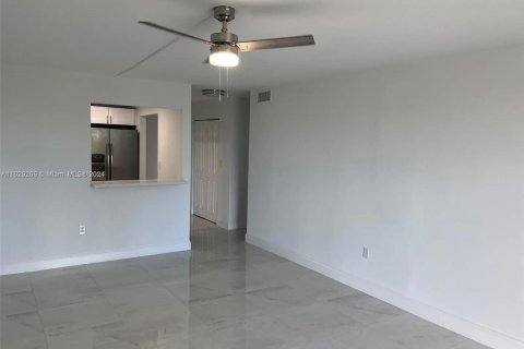 Condo in North Miami Beach, Florida, 1 bedroom  № 1289060 - photo 3