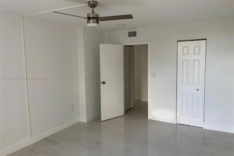 Condo in North Miami Beach, Florida, 1 bedroom  № 1289060 - photo 5